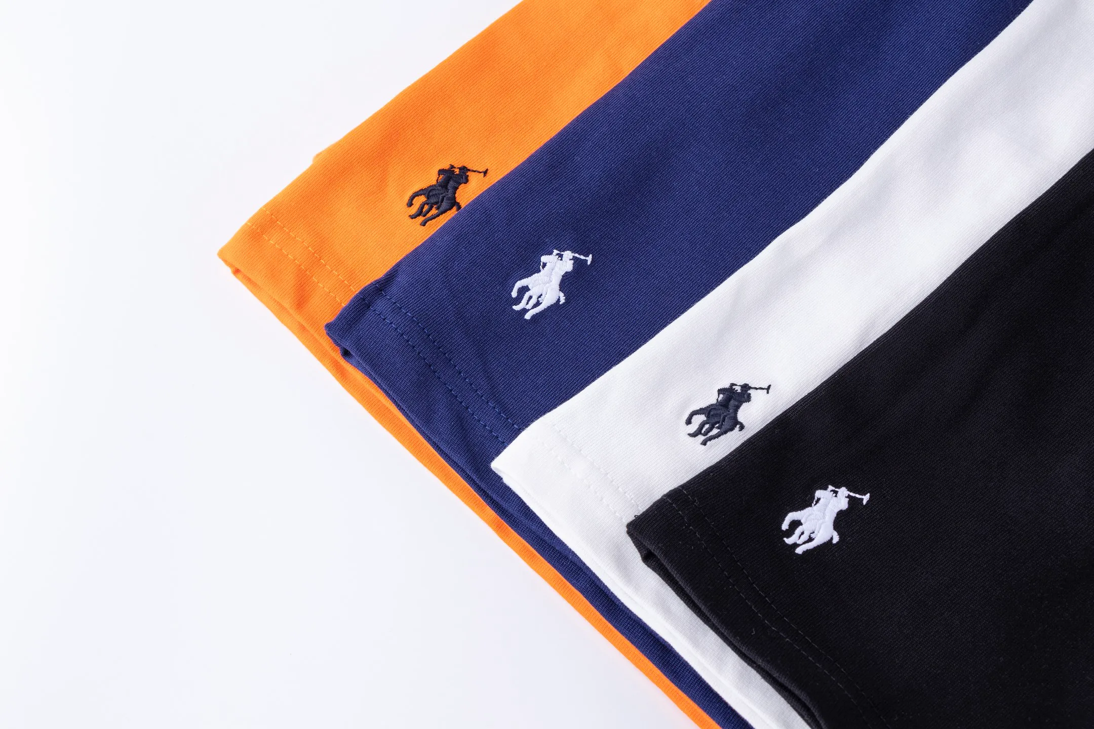 P126 Style number: 510 Ralph Lauren/Ralph Lauren 25ss new style pockets with pony embroidery on the hem, round neck short sleeves. The main logo on the neck has a QR code that can be scanned for verification. The detailed bear logo embroidery is all high-density and all made with imported Tajima machines, which distinguishes low-quality products on the market. 32 counts, 240g hydrophilic toner, 100% cotton fabric, comfortable and soft, highly breathable, focusing on high-end cost-effectiveness, needless to say good quality. Available in a variety of colors, both boys and girls can try this genderless style, giving them a yuppie tone in no time. Immerse yourself in your leisurely style, and have your own style in retro. Natural, vivid, and very French romantic feelings perfectly integrate the youthful atmosphere with the trend. The clever embellishment of the classic pony logo embroidery carries all the eye-catching points. Color: black, white, navy blue, orange Size: S-xL S Shoulder width 44 Bust 100 Sleeve length 22 Clothing length 68 M Shoulder width 46 Bust 104 Sleeve length 23 Clothing length 70 L Shoulder width 63 Bust 108 Sleeve length 24 Clothing length 72 xL Shoulder width 50 Bust 112 Sleeve length 25 Clothing length 74